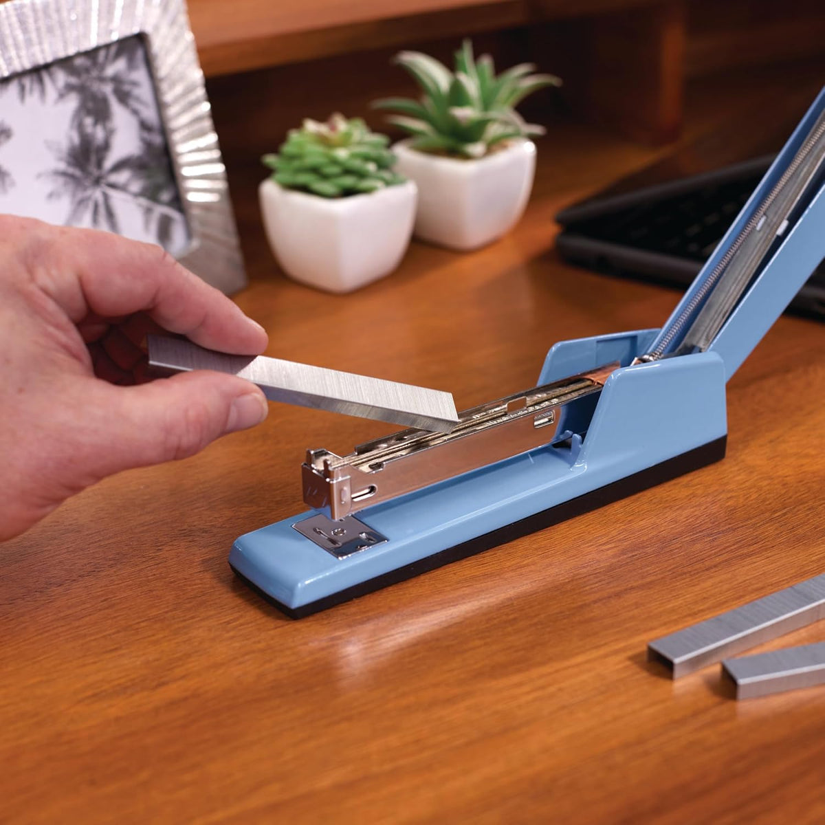 Swingline 747 Classic Stapler, 30 Sheet Capacity, Jam Free, Metal, Electric Blue (74708)